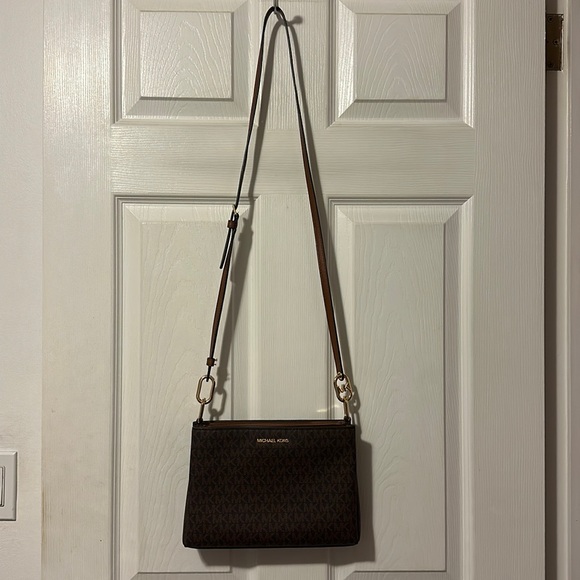 Michael Kors Crossbody ❤️ - Picture 5 of 15